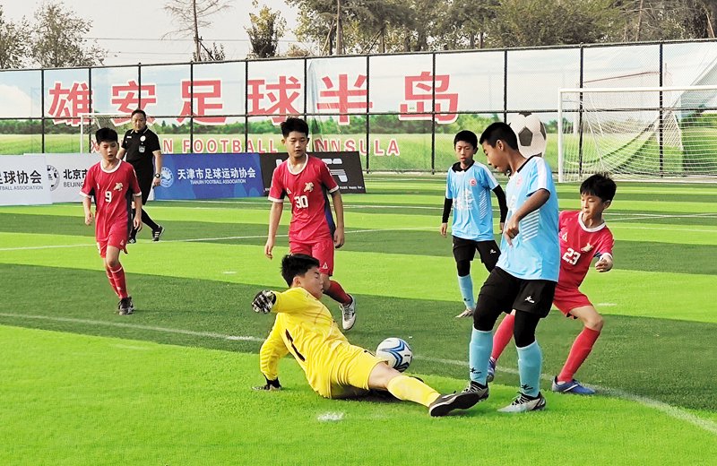 图为10月28日u12组中关村第三小学雄安校区队与雄安恒冠足球俱乐部队