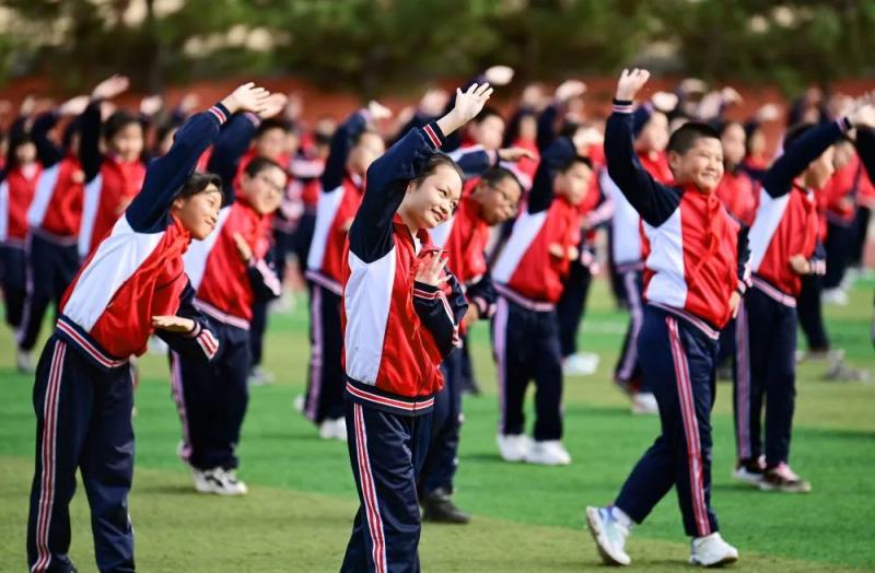 5月17日,乌兰浩特市山城路小学学生展示课间戏曲操.新华社发(王正摄)