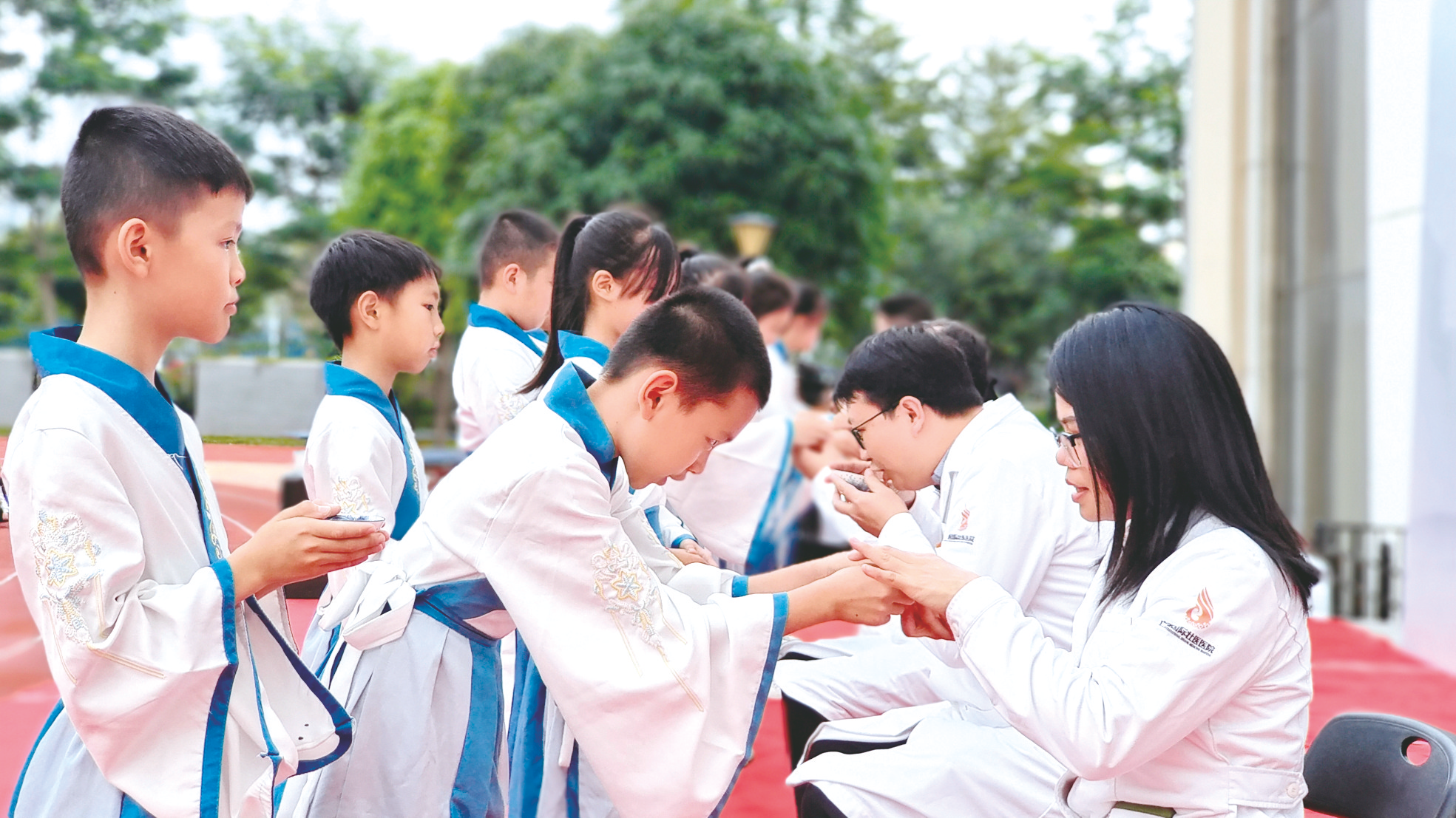 &nbsp;&nbsp;&nbsp;&nbsp;学生给师父敬茶 本报记者 周志英 摄