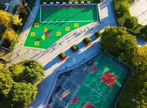 安徽省安庆市岳西县天堂镇城西社区居民在公园打球健身.