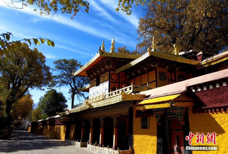 图为初冬拉萨,罗布林卡在周围红黄树叶的映衬下色彩斑斓.
