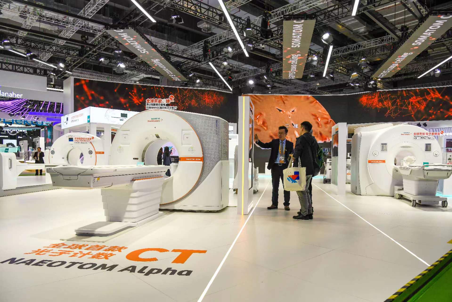 进博观察丨贴心,精确,智慧!进博会新专区带来"健康养老"新体验|老年人