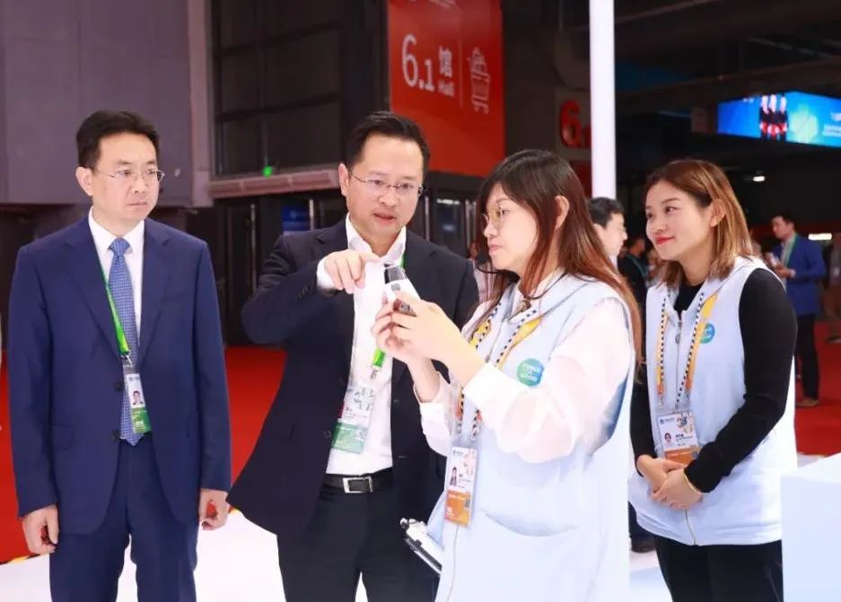 区委书记袁泉赴进博会了解奉贤相关企业参展情况