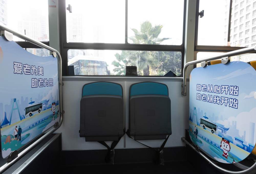 低地板,便民箱,软座椅 成都"适老公交"让老人出行更暖心_新浪财经