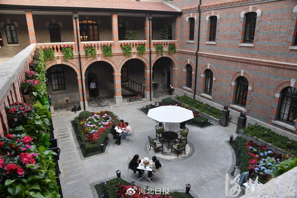 10月31日,游客在正太饭店用餐. 河北日报记者史晟全 摄