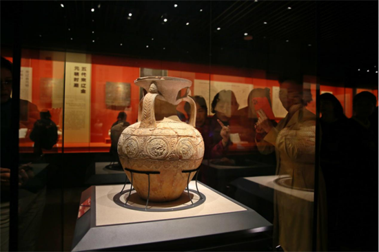 三耳压花陶罐 摄影/李元梅观众观赏喀什地区博物馆展出的宋代饰缂丝