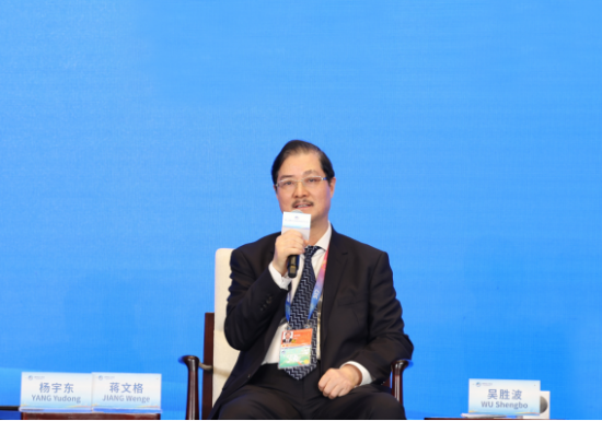 图为五粮液股份公司副董事长,总经理蒋文格出席第六届虹桥国际经济