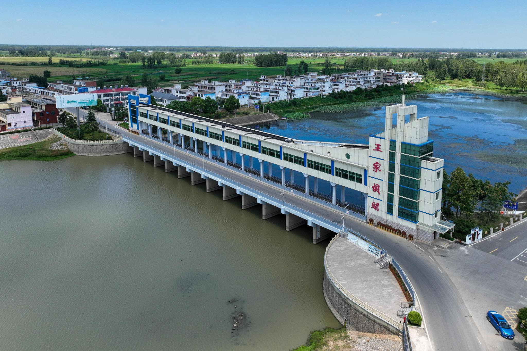 "千里淮河第一闸"王家坝闸.(资料图片)本报记者 李 博 摄