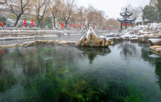 济南护城河雪景图片