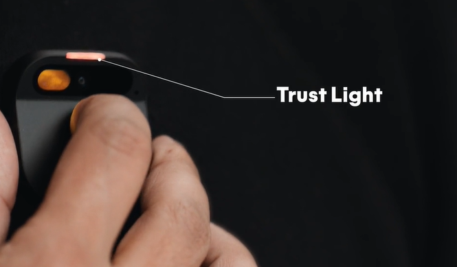 当摄像头麦克风或输入传感器被使用时AI Pin顶部的“信任灯”（Trust Light）会闪烁，用来提示周围的人