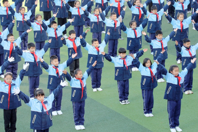 六安市裕安区紫荆小学的同学们进行全国第三套广播体操"七彩阳光"比赛