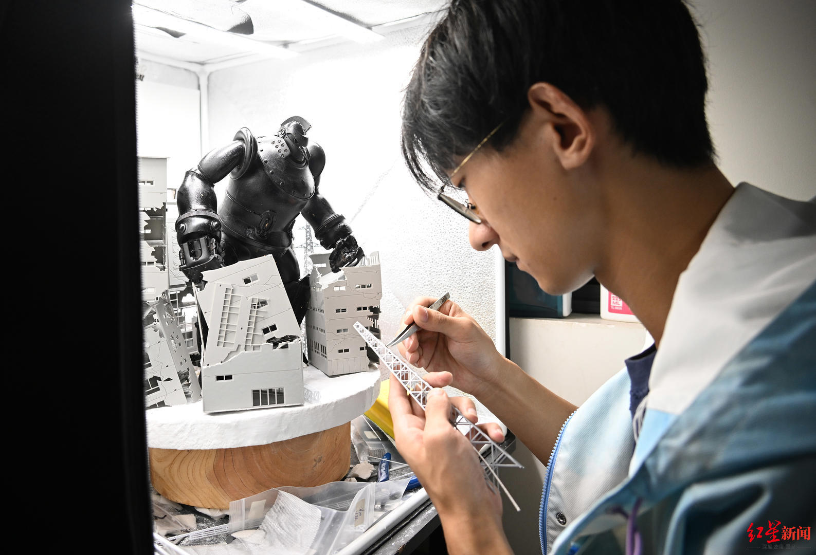 成都故事丨国产机甲模型崛起蓉漂模型师用作品展现废土中的机甲世界