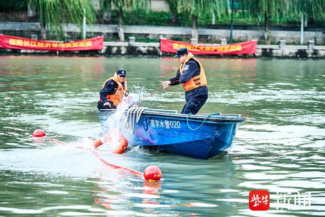 图为南京水警开展实战比武大练兵