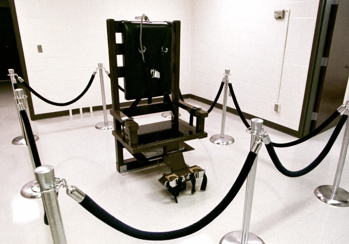采取"电刑"时,通常犯人会坐在电椅上 资料图片