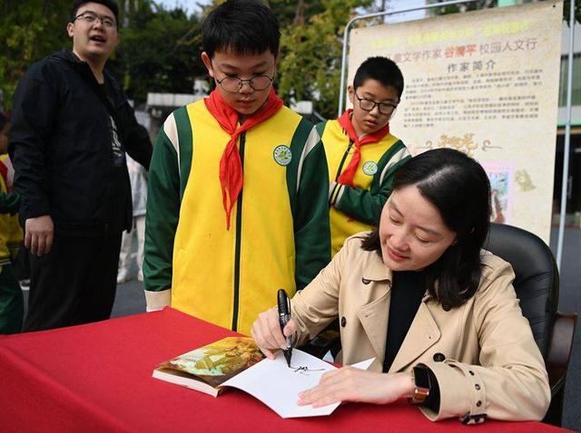 "探寻国宝的秘密" 儿童文学作家谷清平走进四川蓬安校园|周亮_新浪