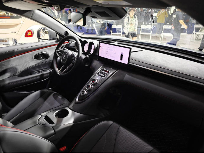 上市丨颜值更加潮酷 欧拉闪电猫暗夜版17.63万元起售