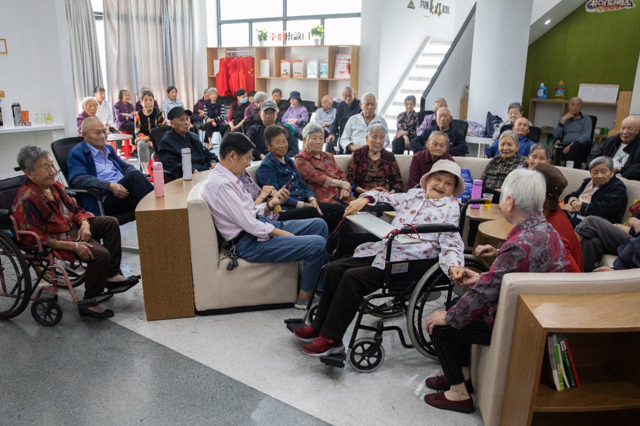 11月2日,浙江嘉兴,老人们在殷秀社区的一处活动中心内休闲聊天.