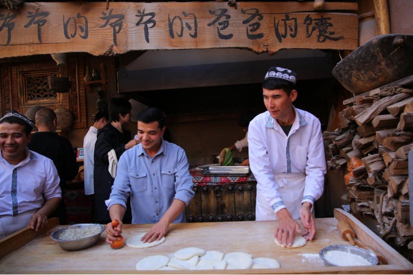 喀什古城的烤馕技艺传承人制作馕坯 摄影/李元梅