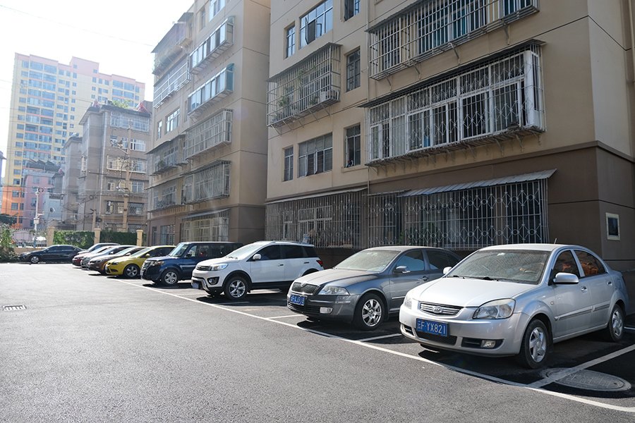 文化片区老旧小区改造后的规范停车位.