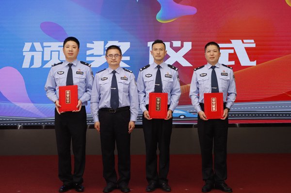 福建省公安厅交警总队党委委员,副总队长王晓东为三等奖颁奖(东南网