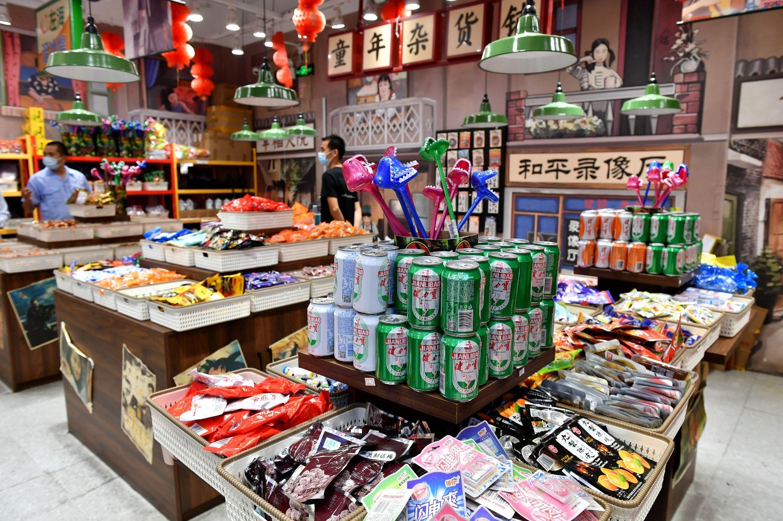 福建省福州市一家销售怀旧零食为主的杂货店吸引市民光顾.