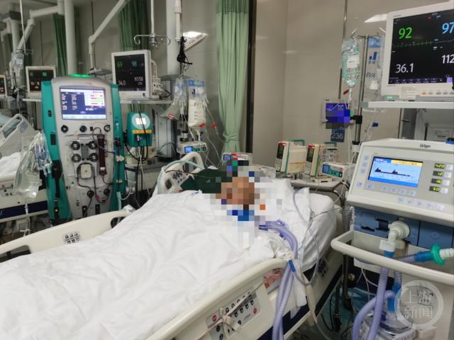 胡大爷在监护室治疗.西南医院供图