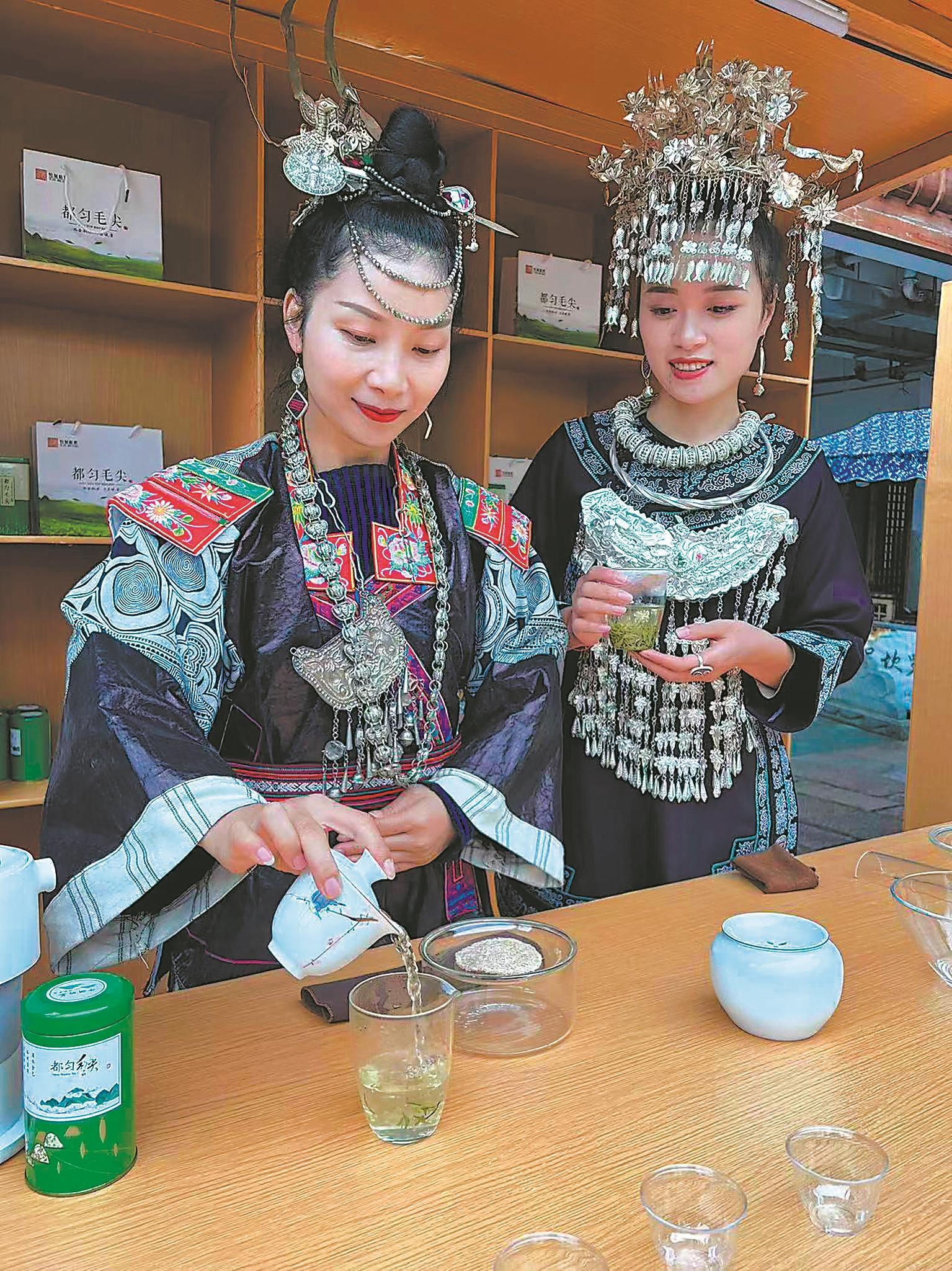 11月10日,来自贵州省黔南布依族苗族自治州的都匀毛尖传承人,在屯溪河