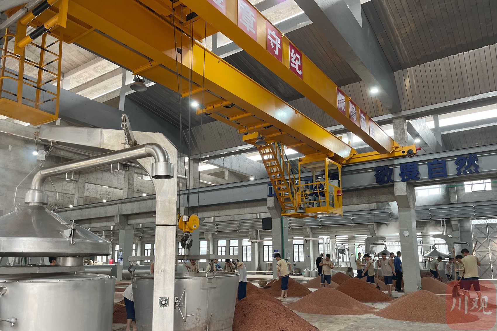 天富项目酿酒三十车间(5班)作业现场.魏杰摄