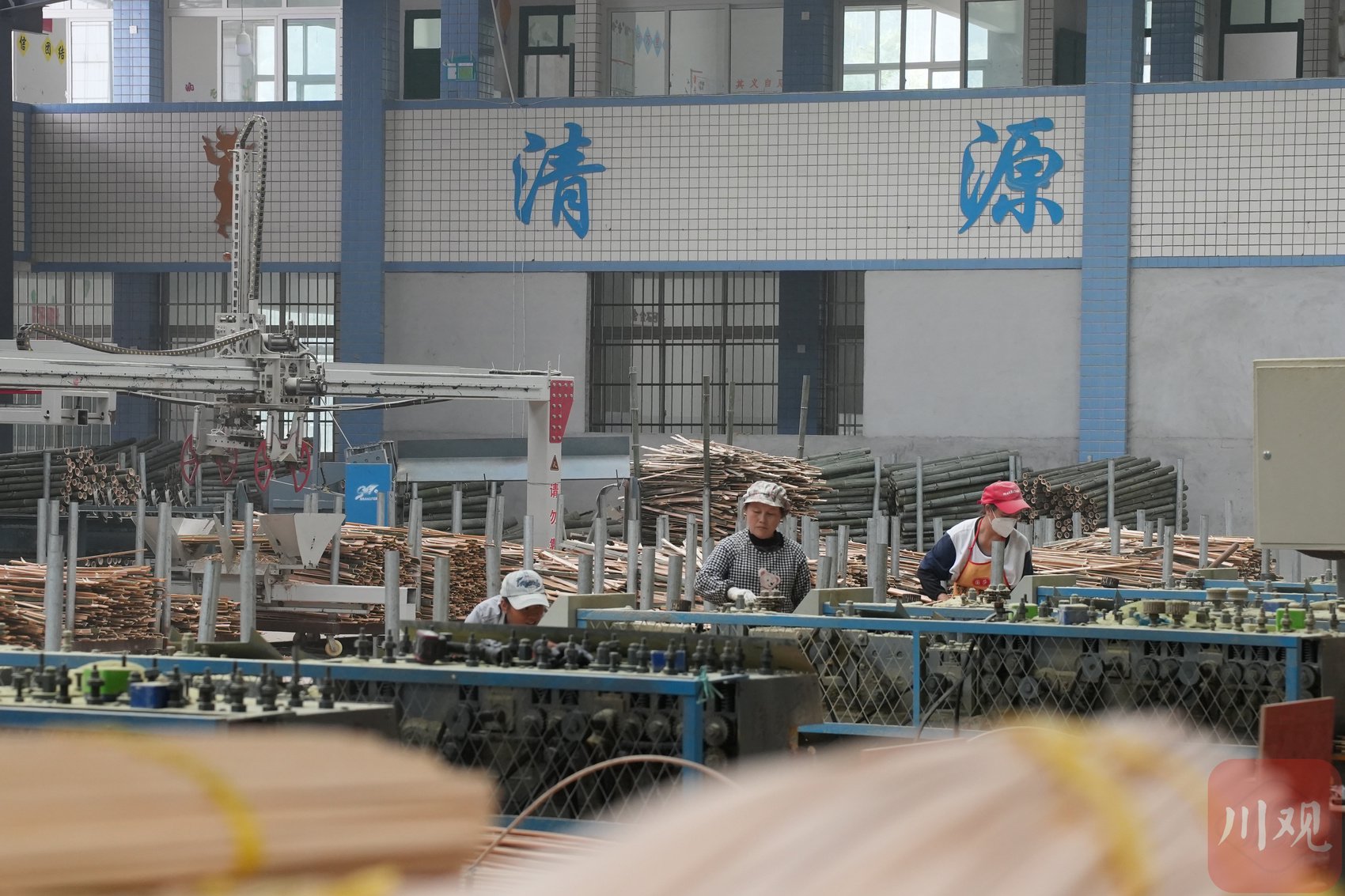 张先儒的工厂内,工人们正在生产竹吸管的初加工品.