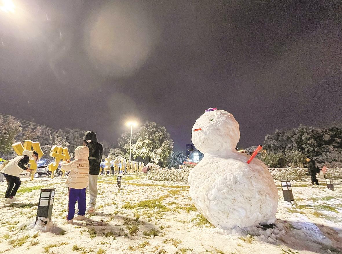 当晚,许多市民来到市美术馆广场,打雪仗,堆雪人,拍照,尽享下雪带来的