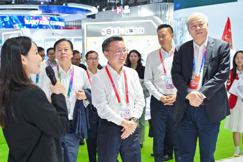 苟坪副主任一行莅临南光展台