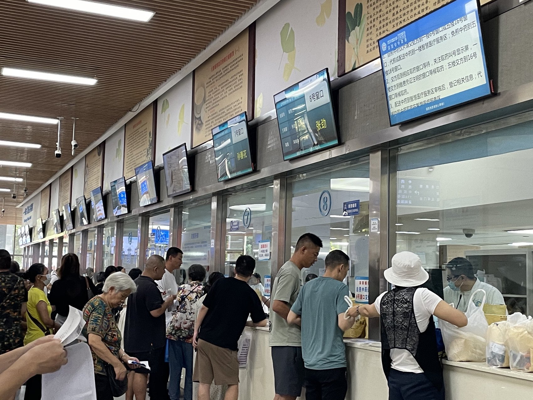 成都一家医院门诊大厅一角.资料图 刘春华 摄
