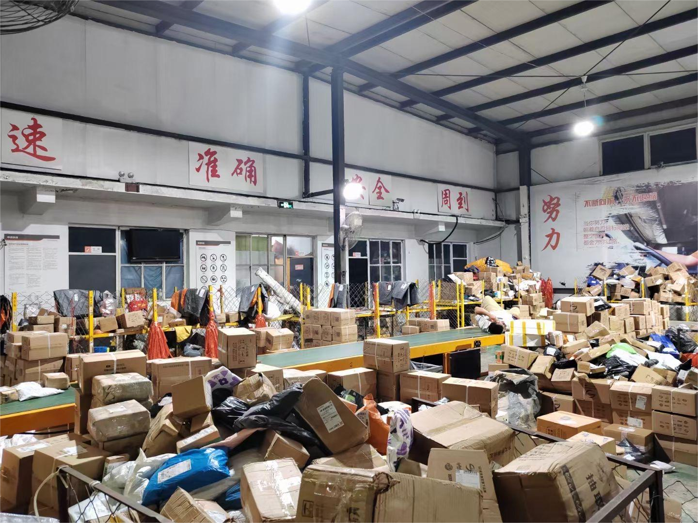 申通快递网点的双11包裹 图片来源:受访者提供