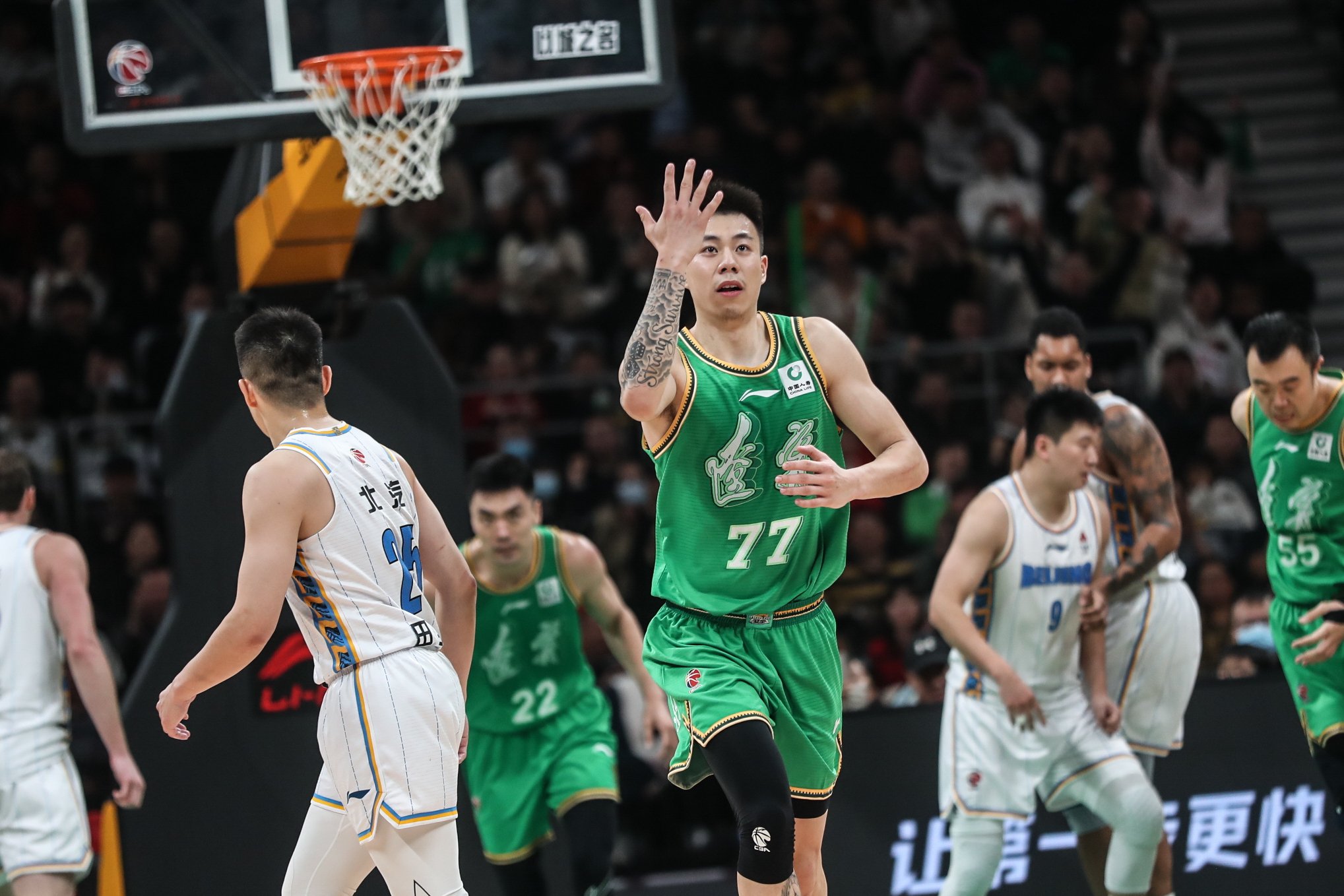 11月12日,辽宁本钢队球员张镇麟(前)在比赛中庆祝.