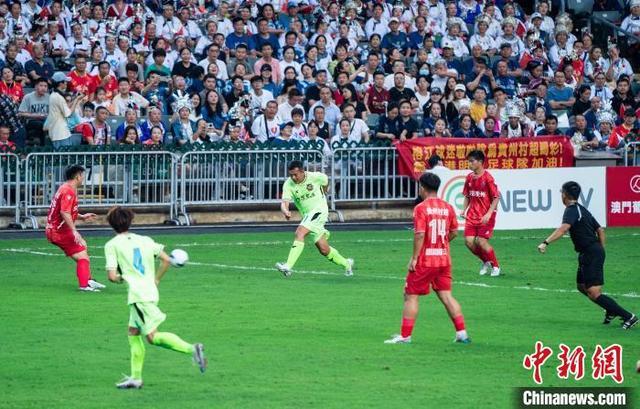 图为香港明星队队员黄日华(中)在比赛中传球. 中新网记者 侯宇 摄