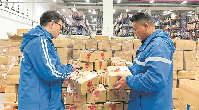 快递员到厂商仓库打包发货