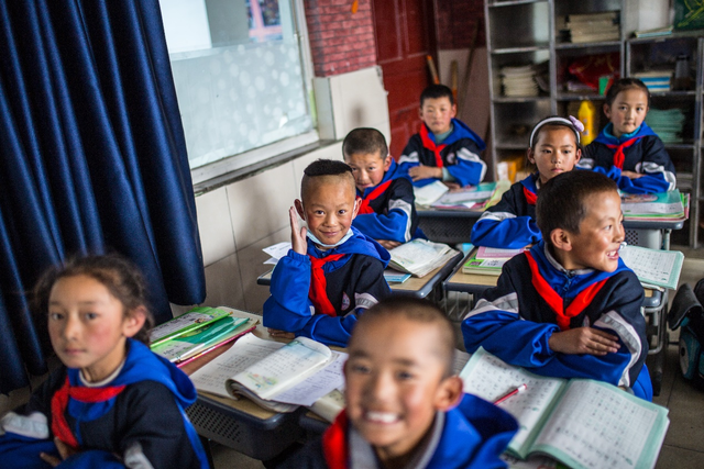 那曲市班戈县中石化小学学生在课堂上很活跃.单劼 摄