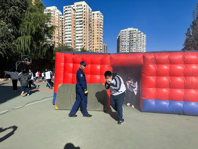 文汇中学师生在逃生烟雾帐篷模拟真实火灾烟雾逃生路径.