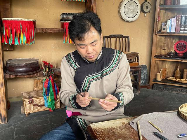 赵昆正在制作羌笛.新京报记者 熊丽欣 摄