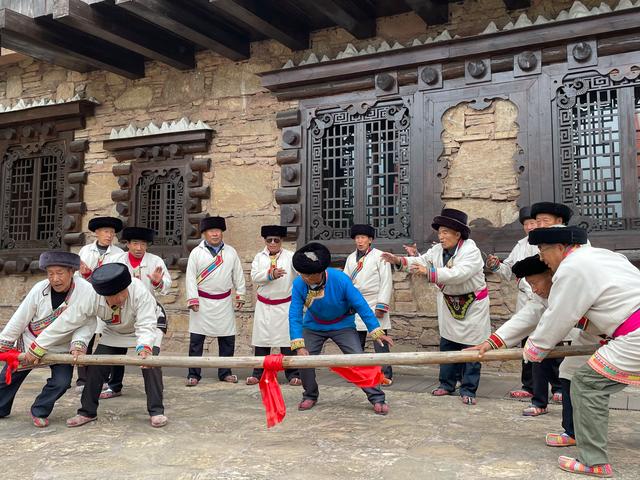 羌族的传统体育比赛"推杆".新京报记者 熊丽欣 摄
