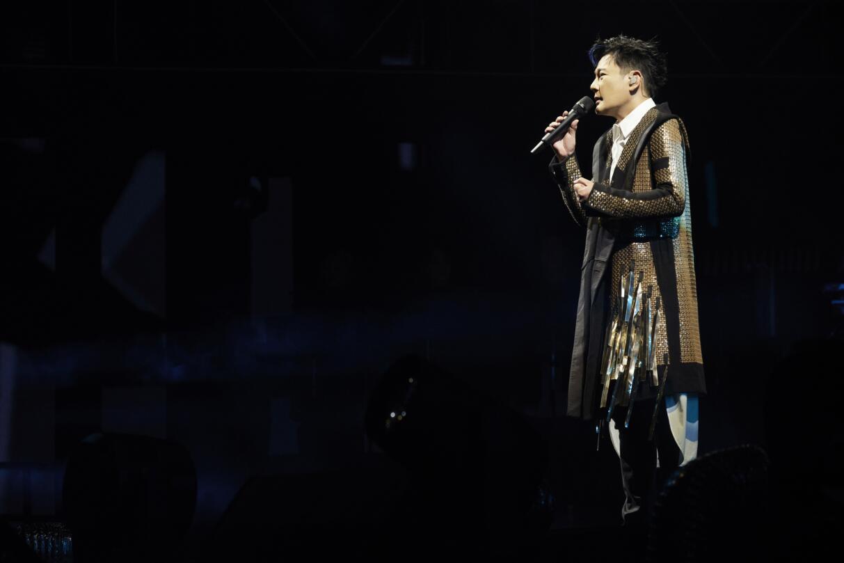 c视频丨张信哲演唱会成都站唱响,"哲式情歌"引发全场合唱,谁的青春又