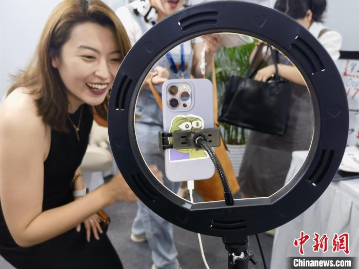 &nbsp;&nbsp;资料图：主播正在向网民直播推介商品。　宋敏涛 摄