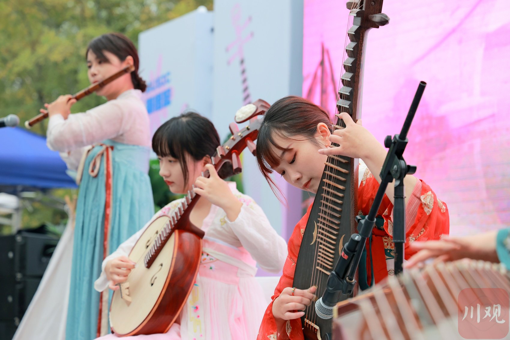 市民街头音乐会现场的传统文艺表演.