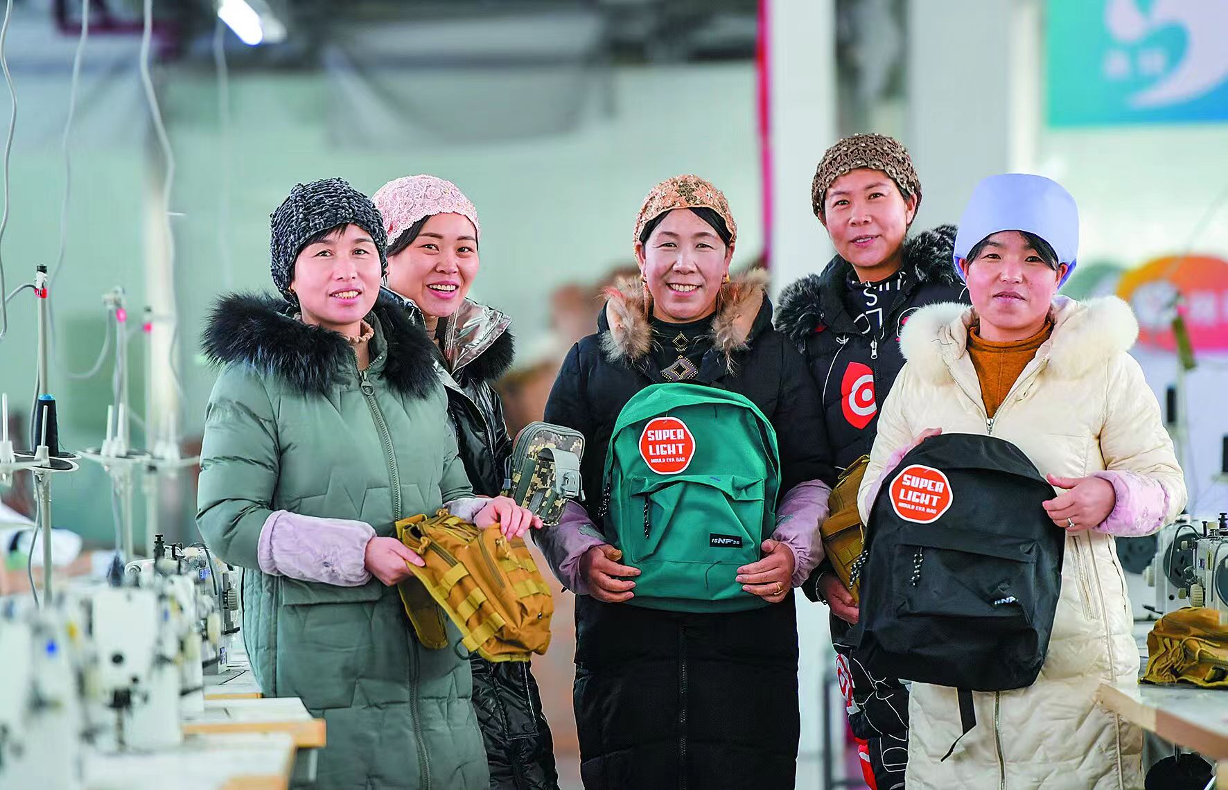 妇女们在箱包企业务工.胡欣摄
