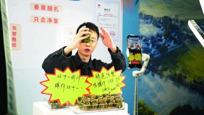 在高淳固城湖螃蟹产业集聚区，商户正在直播。 南京日报/紫金山新闻记者 甘欣宇 摄