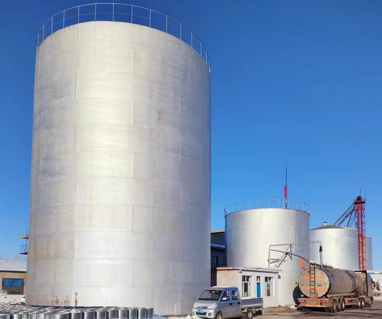 储存量达2000吨的"同泰油脂"大型立式储油罐