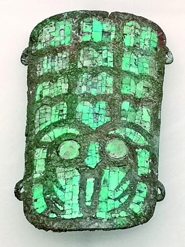 &nbsp;&nbsp;&nbsp;&nbsp;二里头遗址出土的镶嵌绿松石兽面纹青铜牌饰