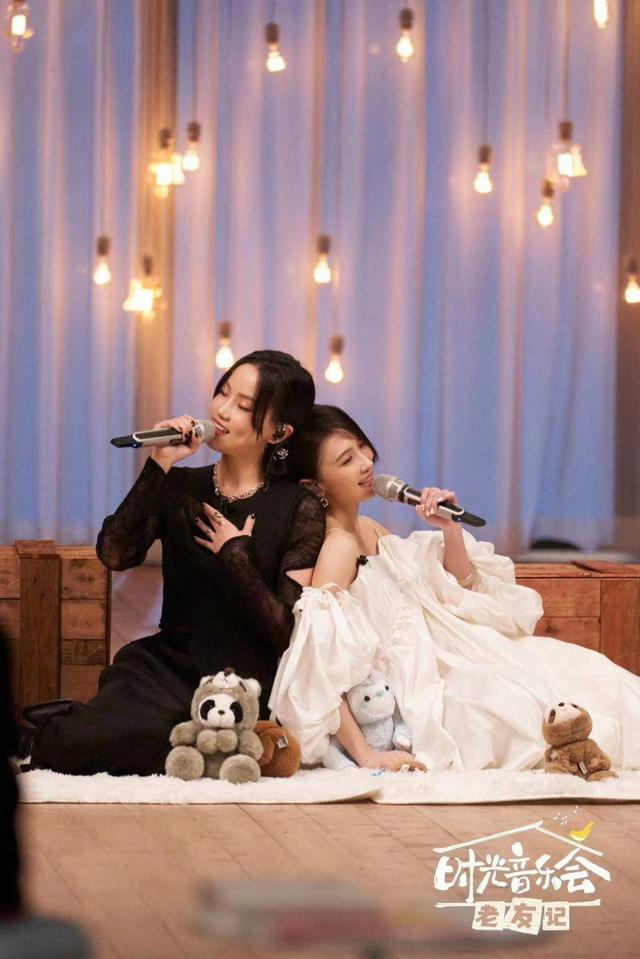 戴佩妮黄龄合唱《小小》,感觉回到童年|戴佩妮_新浪财经_新浪网