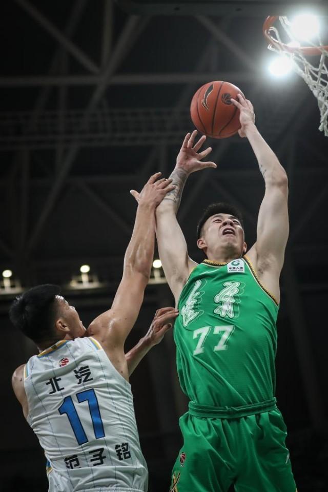 11月12日,辽宁队球员张镇麟(右)在比赛中扣篮.新华社记者 潘昱龙 摄