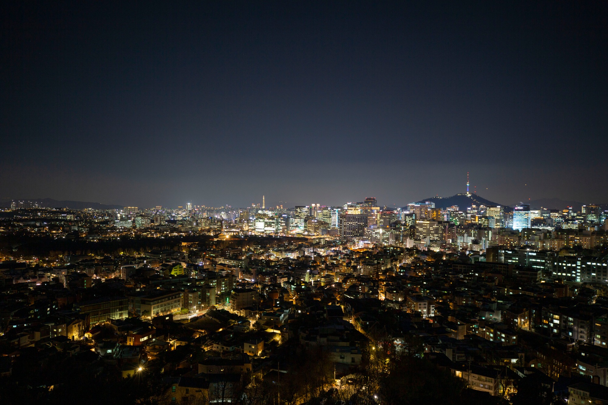 这是2021年12月1日在韩国首尔拍摄的城市夜景.新华社记者王益亮摄